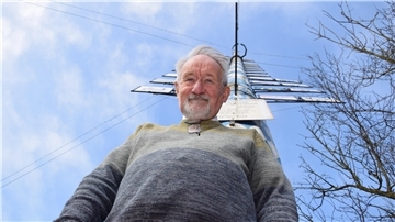 Ein Mann steht vor einem Maibaum. Gastronom Udo Venema bekam vor 40 Jahren seinen ersten XXL-Maibaum.