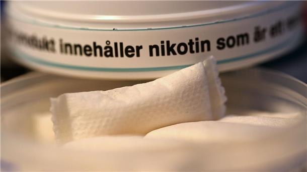 Nikotinbeutel in freien Verkauf? Firmen rühren Werbetrommel Zwei Dosen mit Nikotinbeuteln mit schwedischen Warnhinweisen - im Internet zu kaufen, in deutschen Geschäften nicht.
