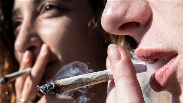 Zwei Frauen rauchen bei einer Protestaktion für legalen Cannabis-Konsum einen Joint. 