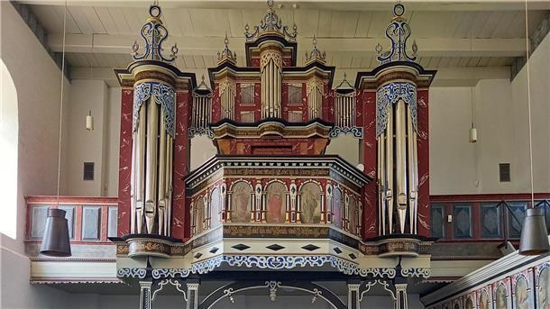 Historische Orgeln und die Posaune: Klangzauber in Langwarden & Berne Blick auf die Langwarder Orgel