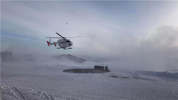 Zwei Hubschrauber erreichen die Forschungsstation Casey in der Antarktis.