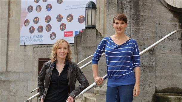 Zwei Jahre haben die Theaterpädagoginnen Insa Griesing (links) und Ludmila Euler Schüler zum Theaterspielen animiert.