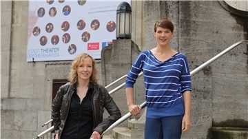 Zwei Jahre haben die Theaterpädagoginnen Insa Griesing (links) und Ludmila Euler Schüler zum Theaterspielen animiert.