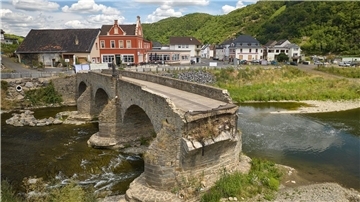 Zwei Jahre nach der Flutkatastrophe: die Reste der zerstörten Nepomukbrücke an der Ahr.