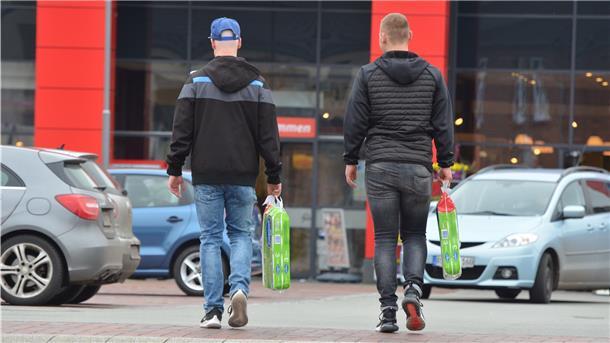 Zwischen leblos und alltäglich Zwei junge Männer tragen Toilettenpapier über den Parkplatz eines Zevener Supermarktes. In diesen Zeiten kein selbstverständliches Bild.