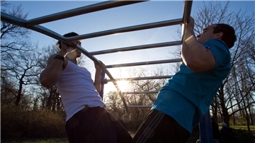 Zwei junge Männer trainieren an einem Freeletics Klettergerüst. In Breddorf sollen Jugendliche ein ähnliches Gerüst bekommen. Auch Westertimke will im Dorf einen Treffpunkt für junge Menschen umsetzen.