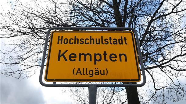 Sprengstoffanschlag auf Kirche geplant? Brüder in U-Haft Zwei junge Syrer haben Ermittlungen zufolge einen islamistischen Anschlag mit einem Sprengstoffgürtel geplant, einer von ihnen wohnte zuletzt in Kempten.