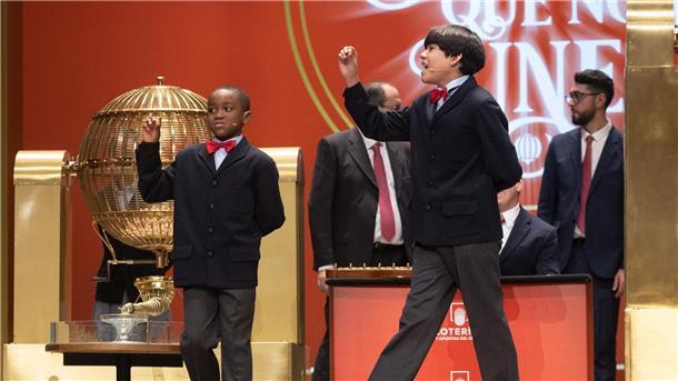 Zwei Kinder vom Internat San Ildefonso  singen den „Gordo“-Gewinn der Sonderziehung der Weihnachtslotterie 2022, die Nummer 05490.