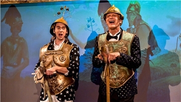Zwei Komödianten - alle Rollen auf einmal: "Der Messias" am Kleinen Haus des Stadttheaters Bremerhaven ist eine vergnügliche Persiflage mit Tiefsinn auf die Weihnachtsgeschichte. Dazu schlüpfen die Schauspieler Kay Krause (rechts) und Karsten Zinser in sämtliche auftretenden Rollen.
