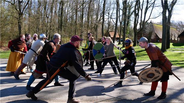 Zeitreise im Speckenbütteler Park: Hier wird gekämpft wie die Wikinger (Video) Zwei Linien treffen aufeinander. Wer getroffen wird, scheidet aus.