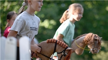 Zwei Mädchen beim Hobby Horsing-Kurs  im Berliner Volkspark Wuhlheide.