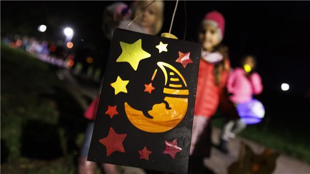 Zwei Mädchen tragen beim Laternenlauf ihre Laternen. Am 10. November findet ein Laternenumzug in Kirchtimke statt.