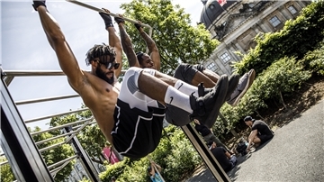 Zwei Männer trainieren an einem Gerät auf einem „Freeletics“-Trainingsplatz. Ein Klettergerüst für ältere Kinder und Jugendliche will auch die Gemeinde Breddorf anschaffen.