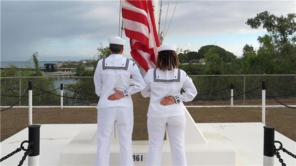 Zwei Marinesoldatinnen hissen die US-Flagge vor der Kommandozentrale auf dem Marinestützpunkt in Guantánamo Bay.