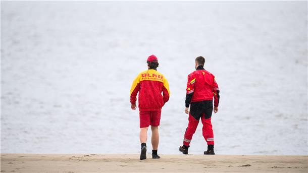 Weniger Badetote bisher - weil der Sommer Pause macht Zwei Mitarbeiter der DLRG an der Elbe.