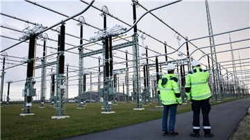 Zwei Mitarbeiter im Tennet-Umspannwerk Klixbüll/Süd. Der niederländische Netzbetreiber erwägt den Verkauf seines deutschen Stromnetzes an den Staat.