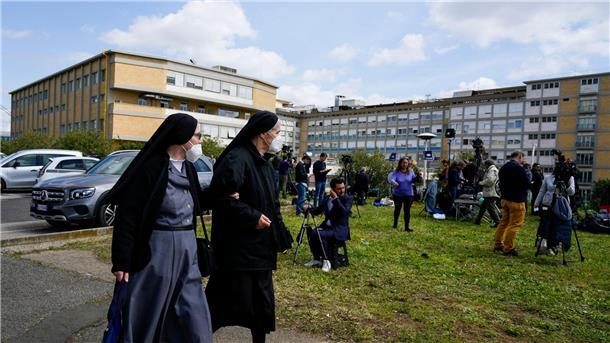 Zwei Nonnen gehen an dem Krankenhaus Agostino Gemelli vorbei, in dem sich Papst Franziskus aufhält.