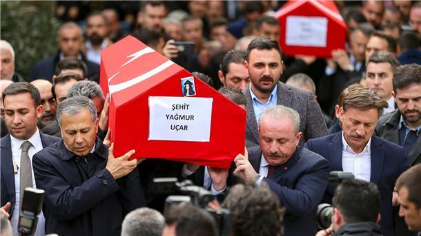 Festnahmen nach Anschlag in Türkei - Regierung in der Kritik Zwei Opfer des Bombenaschlags werden in Istanbul zu Grabe getragen.