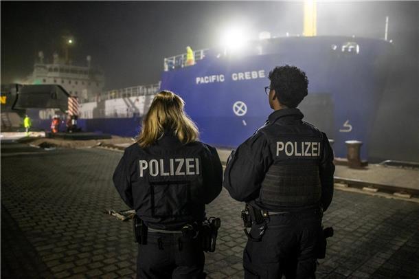 Castor-Umschlag in Nordenham mit hohem Polizeiaufgebot.