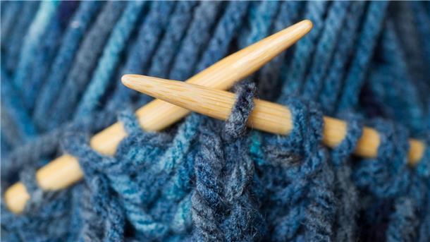 Stricken ist trendy - und manchmal politisch Zwei rechts, zwei links: Stricken mit Wolle ist wieder angesagt.
