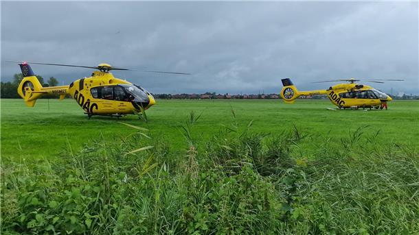 Zwei Rettungshubschrauber landeten auf der Wiese neben der Unfallstelle.