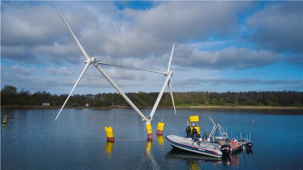Zwei Rotoren auf einer Plattform: So sieht Nezzy² aus. Getestet wird die neue Technik der Windkraftanlagen derzeit auf einem Baggersee in Neuenwalde. EnBW/Fotograf Jan Oelker