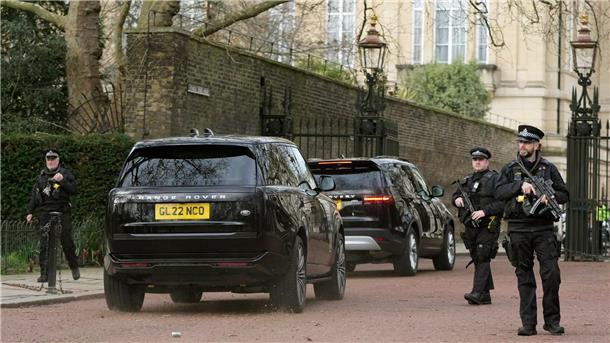 Medien: Prinz Harry in Großbritannien angekommen Zwei schwarze Geländewagen treffen im Clarence House ein.