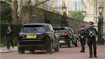Zwei schwarze Geländewagen treffen im Clarence House ein.