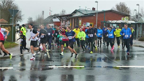 Zwei Sekunden nach dem Startschuss durch Bürgermeister Marcus Itjen machen sich die rund 60 Silvesterläufer- und Läuferinnen auf den Weg nach Midlum.
