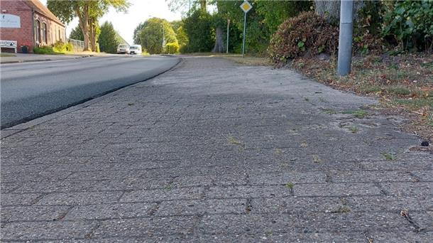 Zwei Tag nach einer Begehung mit dem Seniorenbeirat hat Bürgermeister Frank Tibke eine Stolperfalle in Kirchtimke beseitigen lassen. Der Baum wurde dabei nicht beschädigt.