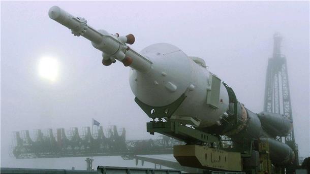 „Unwahrscheinlichste Maschine“: 25 Jahre Crew auf der ISS Zwei Tage vor dem geplanten Abflug der ersten Besatzung zur Internationalen Raumstation ISS wird das russische Raumschiff „Sojus-TM“ in Startposition gebracht. (Archivbild)