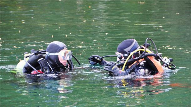Zwei Taucher im Wasser. 