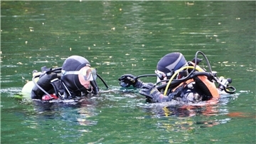 Zwei Taucher im Wasser. 
