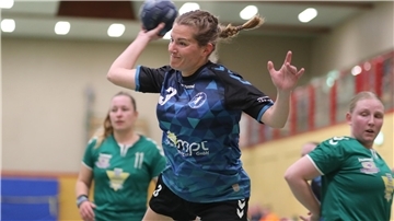 Christien Dubberke-Bruns wirft beim Handballspiel der HSG Unterweser gegen die SG Findorff II.