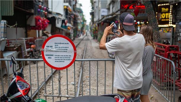 Zum Sterben schöne Fotos? Gefährliche Selfie-Hotspots Zwei Touristen aus Brasilien fotografieren die abgesperrte „Train Street“ in Hanoi.