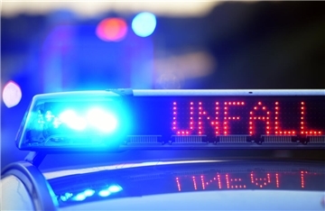  Auf einem Polizeifahrzeug warnt eine Leuchtschrift vor einer Unfallstelle.. Im Cuxland gab es zwei Unfälle innerhalb einer Stunde. 