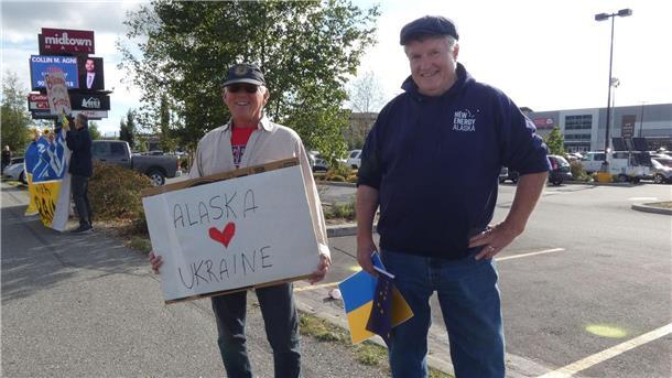 „We stand with Ukraine“ - Protest in Alaska vor Gipfel Zwei von etwa 140 Demonstranten, die am Tag vor des Gipfels zum Protest gekommen sind.