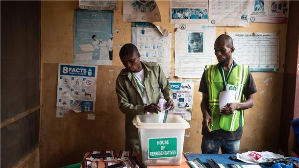 Zwei Wahlhelfer zählen die Stimmzettel in einem Wahllokal in Agulu. Die Präsidentschaftswahl in Nigeria, Afrikas bevölkerungsreichstem Land, ist trotz einiger Zwischenfälle überwiegend ruhig verlaufen.