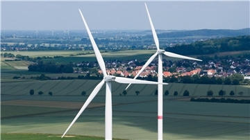 Zwei Windräder in Niedersachsen - im ersten Halbjahr hat sich der Zubau spürbar beschleunigt.