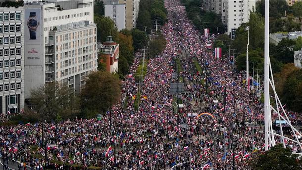 Rund eine Million Menschen protestieren gegen PiS-Regierung Zwei Wochen vor der polnischen Parlamentswahl am 15. Oktober will das liberalkonservative Oppositionsbündnis Bürgerkoalition (KO) um Donald Tusk seine Anhänger mobilisieren.