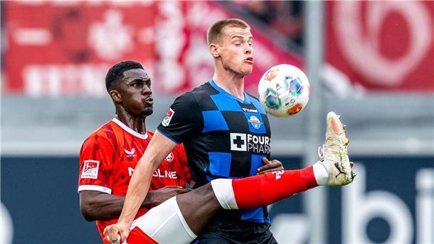 Zweikampf zwischen Kaiserslauterns Maxwell Gyamfi (links) und Paderborns Steffen Tigges. Gyamfi sah in einer späteren Szene wegen eines Fouls an Tigges die Rote Karte.