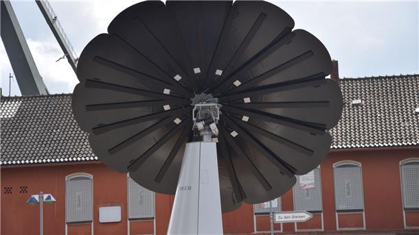 Solarblume vorm Nordenhamer Bahnhof