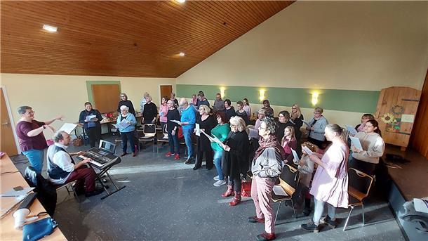 Nach Chorprojekt der Belletts folgt Konzert Zweimal vier Stunden probten die Sängerinnen und Sänger im Chorprojekt von Kathrin und Simon Bellett (links) für das Konzert am 15. Februar in der St. Dionysius-Kirche Debstedt.