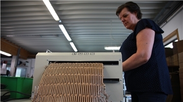 Zweites Leben für Verpackungsmaterial: Sylvia Hinrichs von der Firma ASTRO Motoren in Debstedt schreddert eine Pappe, um sie als Füllmaterial für den Versand wiederzuverwenden.