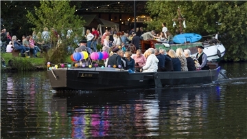 Zwischen 17 und 24 Uhr verwandeln sich am 2. August die Ufer der Hamme in eine festliche Kulisse für insgesamt 19 festlich beleuchtete Torfkähne, begleitet von Musik, kulinarischen Angeboten und maritimer Stimmung. Auch am Torfschiffhafen Kreuzkuhle in Karlshöfenermoor und im Gasthof "Zur Kreuzkuhle" ist jede Menge los - kulinarisch und musikalisch. 