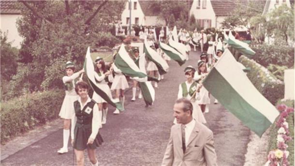 Zwischen 1962 und dem Jahr 2000 organisierten die Leherheider ihren großen Umzug zum Heidjerfest, hier ein undatiertes Bild aus privatem Album vermutlich aus den 80er Jahren.