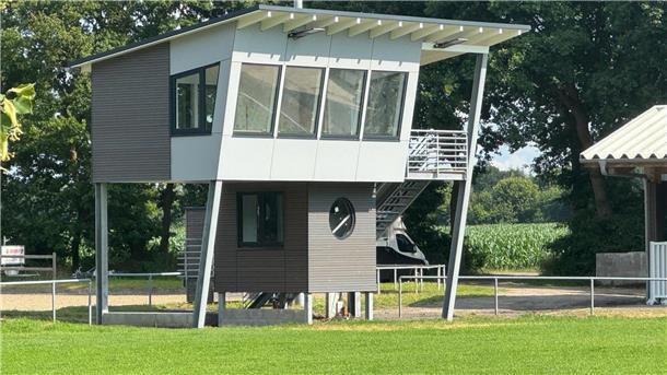 Zwischen dem Hauptspringplatz und dem Abreiteplatz ist ein moderner Richtersturm erbaut worden - mit modernster Technik und dem Stewart unter einem Dach.