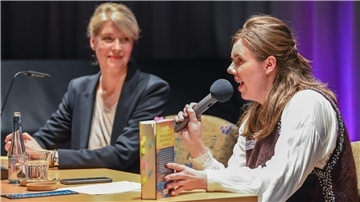 Zwischen den Abschnitten, die Katrin Burseg (links) mit leiser Stimme vorliest, unterhält sich die Autorin mit Paula Sophie Prüßner, der Leiterin der Stadtbibliothek.