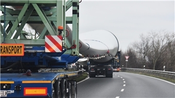 Zwischen den beiden B73-Kreiseln bleibt der Schwertransport, der Windrad-Flügel geladen hat, in Richtung Neuenkirchen und Osterbruch liegen.