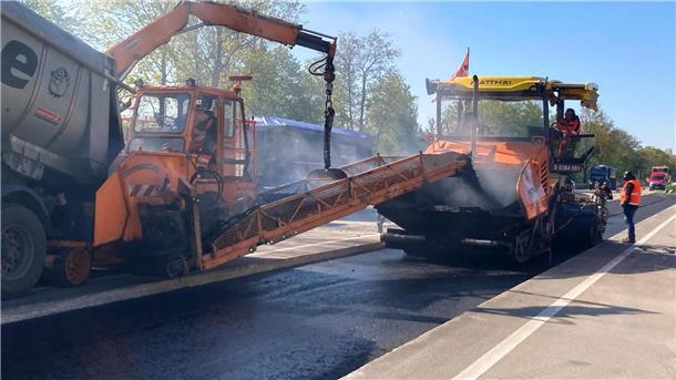 Fotos von der A27-Brücke Wulsdorf: So laufen die Vorbereitungen für den Abriss Zwischen den beiden Fahrtrichtungen wird eine Verbindung aus Asphalt hergestellt, um den Straßenverkehr einspurig führen zu können.